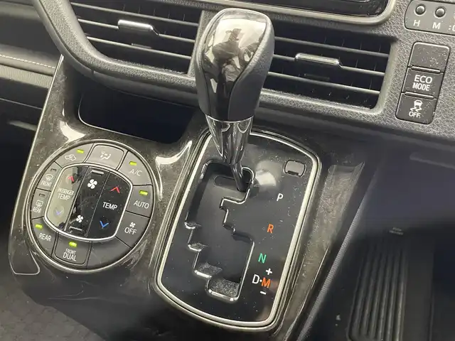 トヨタ エスクァイア Gi 滋賀県 2016(平28)年 3.7万km ブラック 純正９インチナビ/・フルセグTV・Bluetooth・CD・DVD・SD/後席用モニター/バックカメラ/前後ドライブレコーダー/ビルトインETC/両側パワースライドドア/衝突軽減機能/横滑り防止機能/オートハイビーム/オートライト/LEDヘッドライト/レザーシート/シートヒーター/電動格納ミラー