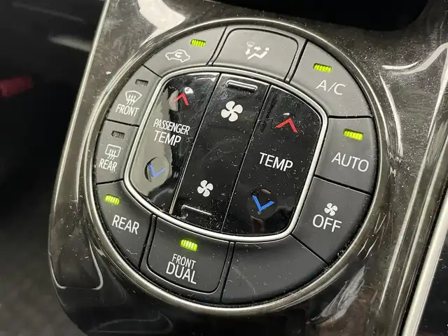 トヨタ エスクァイア Gi 滋賀県 2016(平28)年 3.7万km ブラック 純正９インチナビ/・フルセグTV・Bluetooth・CD・DVD・SD/後席用モニター/バックカメラ/前後ドライブレコーダー/ビルトインETC/両側パワースライドドア/衝突軽減機能/横滑り防止機能/オートハイビーム/オートライト/LEDヘッドライト/レザーシート/シートヒーター/電動格納ミラー