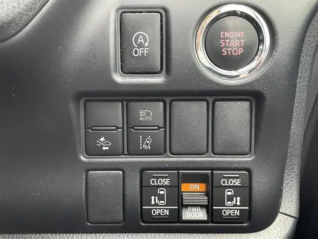 トヨタ エスクァイア Gi 滋賀県 2016(平28)年 3.7万km ブラック 純正９インチナビ/・フルセグTV・Bluetooth・CD・DVD・SD/後席用モニター/バックカメラ/前後ドライブレコーダー/ビルトインETC/両側パワースライドドア/衝突軽減機能/横滑り防止機能/オートハイビーム/オートライト/LEDヘッドライト/レザーシート/シートヒーター/電動格納ミラー