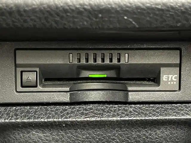 トヨタ エスクァイア Gi 滋賀県 2016(平28)年 3.7万km ブラック 純正９インチナビ/・フルセグTV・Bluetooth・CD・DVD・SD/後席用モニター/バックカメラ/前後ドライブレコーダー/ビルトインETC/両側パワースライドドア/衝突軽減機能/横滑り防止機能/オートハイビーム/オートライト/LEDヘッドライト/レザーシート/シートヒーター/電動格納ミラー