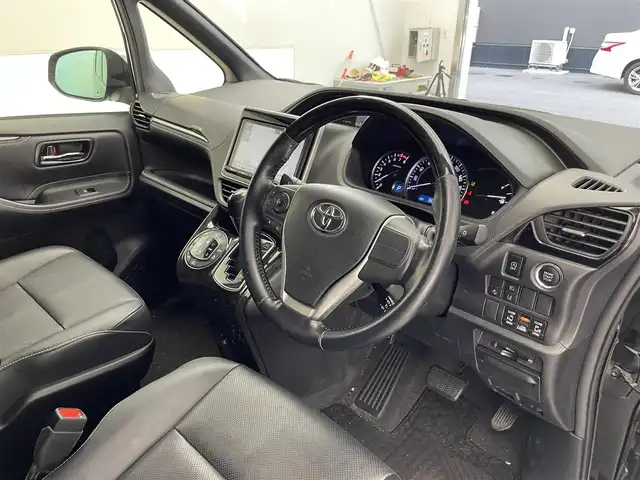 トヨタ エスクァイア Gi 滋賀県 2016(平28)年 3.7万km ブラック 純正９インチナビ/・フルセグTV・Bluetooth・CD・DVD・SD/後席用モニター/バックカメラ/前後ドライブレコーダー/ビルトインETC/両側パワースライドドア/衝突軽減機能/横滑り防止機能/オートハイビーム/オートライト/LEDヘッドライト/レザーシート/シートヒーター/電動格納ミラー