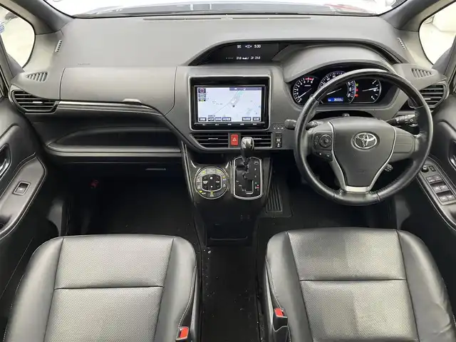 トヨタ エスクァイア Gi 滋賀県 2016(平28)年 3.7万km ブラック 純正９インチナビ/・フルセグTV・Bluetooth・CD・DVD・SD/後席用モニター/バックカメラ/前後ドライブレコーダー/ビルトインETC/両側パワースライドドア/衝突軽減機能/横滑り防止機能/オートハイビーム/オートライト/LEDヘッドライト/レザーシート/シートヒーター/電動格納ミラー