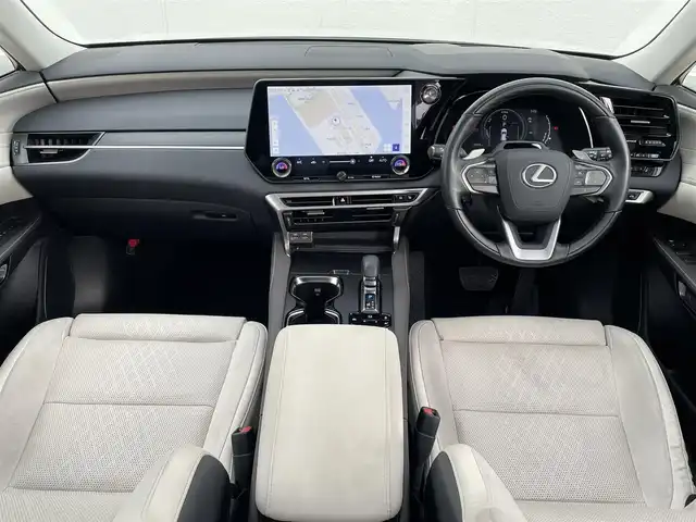 レクサス ＲＸ 350h バージョンL 東京都 2024(令6)年 2万km ソニッククォーツ 4WD/パノラマルーフ/ホワイトハーフレザーシート/シートヒーター/エアコン/メーカーナビ/フルセグTV/　/BT/AUX/USB/360度カメラ/ヘッドアップディスプレイ/プリクラッシュ/ブライドスポットモニター/レーンチェンジ/ETC2.0/スマートキー/純正21インチブラックホイール/LEDヘッドライト
