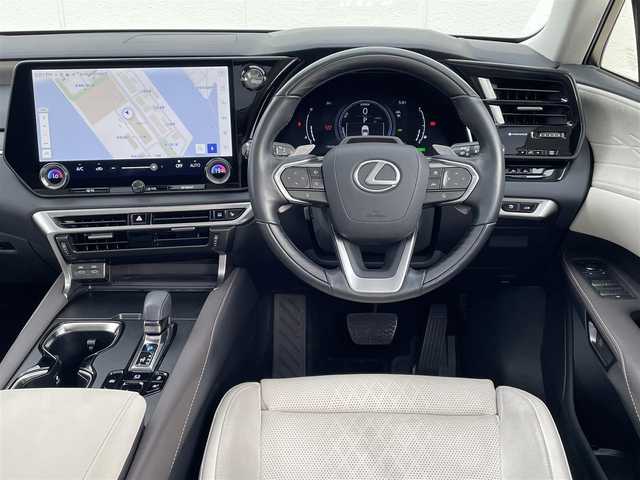 レクサス ＲＸ 350h バージョンL 東京都 2024(令6)年 2万km ソニッククォーツ 4WD/パノラマルーフ/ホワイトハーフレザーシート/シートヒーター/エアコン/メーカーナビ/フルセグTV/　/BT/AUX/USB/360度カメラ/ヘッドアップディスプレイ/プリクラッシュ/ブライドスポットモニター/レーンチェンジ/ETC2.0/スマートキー/純正21インチブラックホイール/LEDヘッドライト