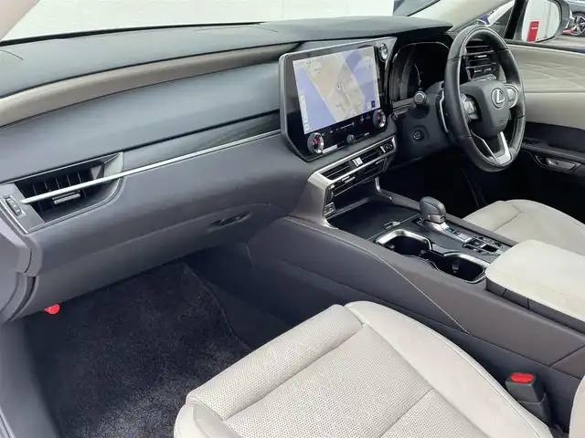 レクサス ＲＸ 350h バージョンL 東京都 2024(令6)年 2万km ソニッククォーツ 4WD/パノラマルーフ/ホワイトハーフレザーシート/シートヒーター/エアコン/メーカーナビ/フルセグTV/　/BT/AUX/USB/360度カメラ/ヘッドアップディスプレイ/プリクラッシュ/ブライドスポットモニター/レーンチェンジ/ETC2.0/スマートキー/純正21インチブラックホイール/LEDヘッドライト