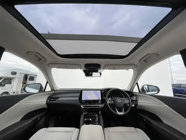レクサス ＲＸ 350h バージョンL 東京都 2024(令6)年 2万km ソニッククォーツ 4WD/パノラマルーフ/ホワイトハーフレザーシート/シートヒーター/エアコン/メーカーナビ/フルセグTV/　/BT/AUX/USB/360度カメラ/ヘッドアップディスプレイ/プリクラッシュ/ブライドスポットモニター/レーンチェンジ/ETC2.0/スマートキー/純正21インチブラックホイール/LEDヘッドライト