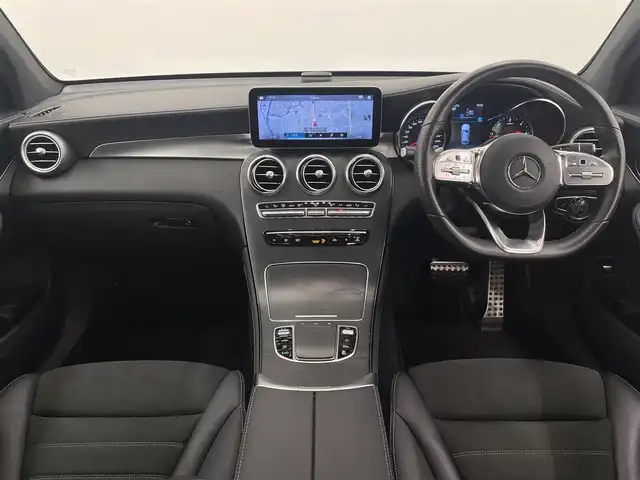メルセデス・ベンツ ＧＬＣ２２０ d 4マチック クーペ AMGライン 岡山県 2019(令1)年 3万km グレーＭ メルセデス純正コマンドナビ/フルセグ/FM/AM BT/AppleCarPlay/AndroidAuto LEDヘッドライト/アダプティブハイビーム /パノラマガラスサンルーフ/AIR BODY CONTROL /全席シートヒーター　/前席パワーシート/シートメモリー /黒ハーフレザーシート　/パワーテールゲート/純正19AW　/360°カメラシステム  /パークトロニック　/レーダーセーフティーパッケージ/・アクティブディスタンスアシスト・ディストロニック /・アクティブレーンキーピングアススト　/・アクティブステアリングアシスト /・標識アシスト　/・アテンションアシスト　/・ブラインドスポットアシスト /・レーンチェンジアシスト　/アクティブパーキングアシスト　/アイドリングストップ /アクティブブレーキアシスト　/ルーフレール　/トノカバー　/ビルトインETC2.0 /純正ルーフボックス　/純正フロアマット　/F/Rドラレコ　/トランクマット /保証書/取扱説明書/スマートキー