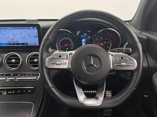 メルセデス・ベンツ ＧＬＣ２２０ d 4マチック クーペ AMGライン 岡山県 2019(令1)年 3万km グレーＭ メルセデス純正コマンドナビ/フルセグ/FM/AM BT/AppleCarPlay/AndroidAuto LEDヘッドライト/アダプティブハイビーム /パノラマガラスサンルーフ/AIR BODY CONTROL /全席シートヒーター　/前席パワーシート/シートメモリー /黒ハーフレザーシート　/パワーテールゲート/純正19AW　/360°カメラシステム  /パークトロニック　/レーダーセーフティーパッケージ/・アクティブディスタンスアシスト・ディストロニック /・アクティブレーンキーピングアススト　/・アクティブステアリングアシスト /・標識アシスト　/・アテンションアシスト　/・ブラインドスポットアシスト /・レーンチェンジアシスト　/アクティブパーキングアシスト　/アイドリングストップ /アクティブブレーキアシスト　/ルーフレール　/トノカバー　/ビルトインETC2.0 /純正ルーフボックス　/純正フロアマット　/F/Rドラレコ　/トランクマット /保証書/取扱説明書/スマートキー