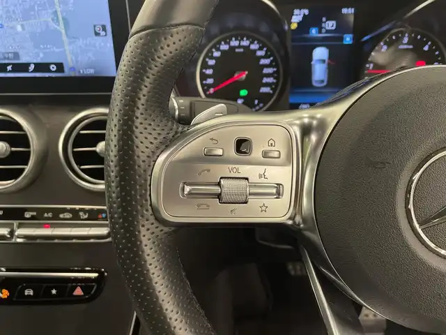 メルセデス・ベンツ ＧＬＣ２２０ d 4マチック クーペ AMGライン 岡山県 2019(令1)年 3万km グレーＭ メルセデス純正コマンドナビ/フルセグ/FM/AM BT/AppleCarPlay/AndroidAuto LEDヘッドライト/アダプティブハイビーム /パノラマガラスサンルーフ/AIR BODY CONTROL /全席シートヒーター　/前席パワーシート/シートメモリー /黒ハーフレザーシート　/パワーテールゲート/純正19AW　/360°カメラシステム  /パークトロニック　/レーダーセーフティーパッケージ/・アクティブディスタンスアシスト・ディストロニック /・アクティブレーンキーピングアススト　/・アクティブステアリングアシスト /・標識アシスト　/・アテンションアシスト　/・ブラインドスポットアシスト /・レーンチェンジアシスト　/アクティブパーキングアシスト　/アイドリングストップ /アクティブブレーキアシスト　/ルーフレール　/トノカバー　/ビルトインETC2.0 /純正ルーフボックス　/純正フロアマット　/F/Rドラレコ　/トランクマット /保証書/取扱説明書/スマートキー