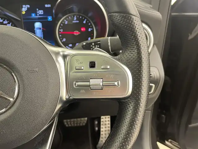 メルセデス・ベンツ ＧＬＣ２２０ d 4マチック クーペ AMGライン 岡山県 2019(令1)年 3万km グレーＭ メルセデス純正コマンドナビ/フルセグ/FM/AM BT/AppleCarPlay/AndroidAuto LEDヘッドライト/アダプティブハイビーム /パノラマガラスサンルーフ/AIR BODY CONTROL /全席シートヒーター　/前席パワーシート/シートメモリー /黒ハーフレザーシート　/パワーテールゲート/純正19AW　/360°カメラシステム  /パークトロニック　/レーダーセーフティーパッケージ/・アクティブディスタンスアシスト・ディストロニック /・アクティブレーンキーピングアススト　/・アクティブステアリングアシスト /・標識アシスト　/・アテンションアシスト　/・ブラインドスポットアシスト /・レーンチェンジアシスト　/アクティブパーキングアシスト　/アイドリングストップ /アクティブブレーキアシスト　/ルーフレール　/トノカバー　/ビルトインETC2.0 /純正ルーフボックス　/純正フロアマット　/F/Rドラレコ　/トランクマット /保証書/取扱説明書/スマートキー