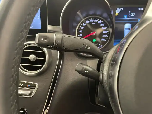 メルセデス・ベンツ ＧＬＣ２２０ d 4マチック クーペ AMGライン 岡山県 2019(令1)年 3万km グレーＭ メルセデス純正コマンドナビ/フルセグ/FM/AM BT/AppleCarPlay/AndroidAuto LEDヘッドライト/アダプティブハイビーム /パノラマガラスサンルーフ/AIR BODY CONTROL /全席シートヒーター　/前席パワーシート/シートメモリー /黒ハーフレザーシート　/パワーテールゲート/純正19AW　/360°カメラシステム  /パークトロニック　/レーダーセーフティーパッケージ/・アクティブディスタンスアシスト・ディストロニック /・アクティブレーンキーピングアススト　/・アクティブステアリングアシスト /・標識アシスト　/・アテンションアシスト　/・ブラインドスポットアシスト /・レーンチェンジアシスト　/アクティブパーキングアシスト　/アイドリングストップ /アクティブブレーキアシスト　/ルーフレール　/トノカバー　/ビルトインETC2.0 /純正ルーフボックス　/純正フロアマット　/F/Rドラレコ　/トランクマット /保証書/取扱説明書/スマートキー
