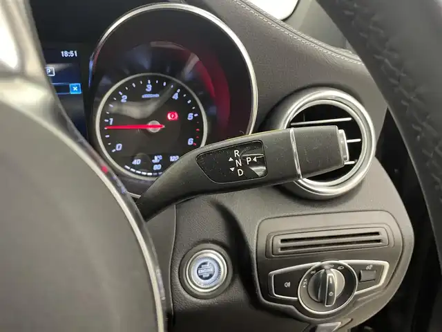 メルセデス・ベンツ ＧＬＣ２２０ d 4マチック クーペ AMGライン 岡山県 2019(令1)年 3万km グレーＭ メルセデス純正コマンドナビ/フルセグ/FM/AM BT/AppleCarPlay/AndroidAuto LEDヘッドライト/アダプティブハイビーム /パノラマガラスサンルーフ/AIR BODY CONTROL /全席シートヒーター　/前席パワーシート/シートメモリー /黒ハーフレザーシート　/パワーテールゲート/純正19AW　/360°カメラシステム  /パークトロニック　/レーダーセーフティーパッケージ/・アクティブディスタンスアシスト・ディストロニック /・アクティブレーンキーピングアススト　/・アクティブステアリングアシスト /・標識アシスト　/・アテンションアシスト　/・ブラインドスポットアシスト /・レーンチェンジアシスト　/アクティブパーキングアシスト　/アイドリングストップ /アクティブブレーキアシスト　/ルーフレール　/トノカバー　/ビルトインETC2.0 /純正ルーフボックス　/純正フロアマット　/F/Rドラレコ　/トランクマット /保証書/取扱説明書/スマートキー