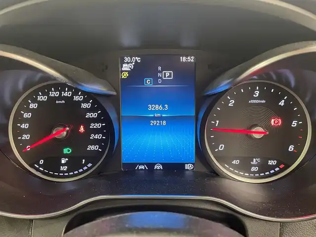 メルセデス・ベンツ ＧＬＣ２２０ d 4マチック クーペ AMGライン 岡山県 2019(令1)年 3万km グレーＭ メルセデス純正コマンドナビ/フルセグ/FM/AM BT/AppleCarPlay/AndroidAuto LEDヘッドライト/アダプティブハイビーム /パノラマガラスサンルーフ/AIR BODY CONTROL /全席シートヒーター　/前席パワーシート/シートメモリー /黒ハーフレザーシート　/パワーテールゲート/純正19AW　/360°カメラシステム  /パークトロニック　/レーダーセーフティーパッケージ/・アクティブディスタンスアシスト・ディストロニック /・アクティブレーンキーピングアススト　/・アクティブステアリングアシスト /・標識アシスト　/・アテンションアシスト　/・ブラインドスポットアシスト /・レーンチェンジアシスト　/アクティブパーキングアシスト　/アイドリングストップ /アクティブブレーキアシスト　/ルーフレール　/トノカバー　/ビルトインETC2.0 /純正ルーフボックス　/純正フロアマット　/F/Rドラレコ　/トランクマット /保証書/取扱説明書/スマートキー