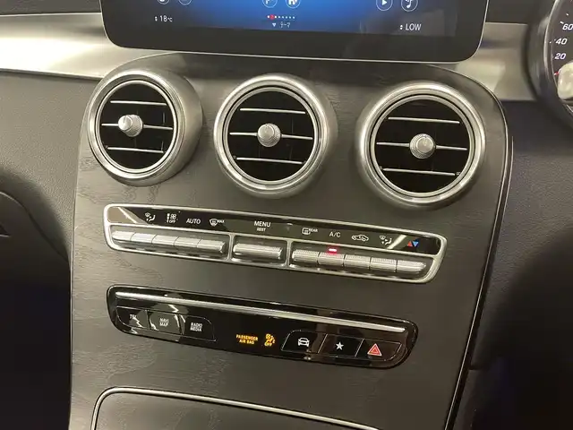 メルセデス・ベンツ ＧＬＣ２２０ d 4マチック クーペ AMGライン 岡山県 2019(令1)年 3万km グレーＭ メルセデス純正コマンドナビ/フルセグ/FM/AM BT/AppleCarPlay/AndroidAuto LEDヘッドライト/アダプティブハイビーム /パノラマガラスサンルーフ/AIR BODY CONTROL /全席シートヒーター　/前席パワーシート/シートメモリー /黒ハーフレザーシート　/パワーテールゲート/純正19AW　/360°カメラシステム  /パークトロニック　/レーダーセーフティーパッケージ/・アクティブディスタンスアシスト・ディストロニック /・アクティブレーンキーピングアススト　/・アクティブステアリングアシスト /・標識アシスト　/・アテンションアシスト　/・ブラインドスポットアシスト /・レーンチェンジアシスト　/アクティブパーキングアシスト　/アイドリングストップ /アクティブブレーキアシスト　/ルーフレール　/トノカバー　/ビルトインETC2.0 /純正ルーフボックス　/純正フロアマット　/F/Rドラレコ　/トランクマット /保証書/取扱説明書/スマートキー