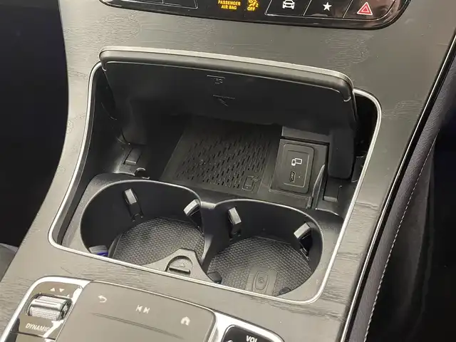 メルセデス・ベンツ ＧＬＣ２２０ d 4マチック クーペ AMGライン 岡山県 2019(令1)年 3万km グレーＭ メルセデス純正コマンドナビ/フルセグ/FM/AM BT/AppleCarPlay/AndroidAuto LEDヘッドライト/アダプティブハイビーム /パノラマガラスサンルーフ/AIR BODY CONTROL /全席シートヒーター　/前席パワーシート/シートメモリー /黒ハーフレザーシート　/パワーテールゲート/純正19AW　/360°カメラシステム  /パークトロニック　/レーダーセーフティーパッケージ/・アクティブディスタンスアシスト・ディストロニック /・アクティブレーンキーピングアススト　/・アクティブステアリングアシスト /・標識アシスト　/・アテンションアシスト　/・ブラインドスポットアシスト /・レーンチェンジアシスト　/アクティブパーキングアシスト　/アイドリングストップ /アクティブブレーキアシスト　/ルーフレール　/トノカバー　/ビルトインETC2.0 /純正ルーフボックス　/純正フロアマット　/F/Rドラレコ　/トランクマット /保証書/取扱説明書/スマートキー