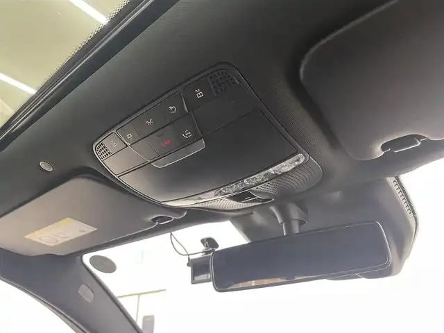 メルセデス・ベンツ ＧＬＣ２２０ d 4マチック クーペ AMGライン 岡山県 2019(令1)年 3万km グレーＭ メルセデス純正コマンドナビ/フルセグ/FM/AM BT/AppleCarPlay/AndroidAuto LEDヘッドライト/アダプティブハイビーム /パノラマガラスサンルーフ/AIR BODY CONTROL /全席シートヒーター　/前席パワーシート/シートメモリー /黒ハーフレザーシート　/パワーテールゲート/純正19AW　/360°カメラシステム  /パークトロニック　/レーダーセーフティーパッケージ/・アクティブディスタンスアシスト・ディストロニック /・アクティブレーンキーピングアススト　/・アクティブステアリングアシスト /・標識アシスト　/・アテンションアシスト　/・ブラインドスポットアシスト /・レーンチェンジアシスト　/アクティブパーキングアシスト　/アイドリングストップ /アクティブブレーキアシスト　/ルーフレール　/トノカバー　/ビルトインETC2.0 /純正ルーフボックス　/純正フロアマット　/F/Rドラレコ　/トランクマット /保証書/取扱説明書/スマートキー