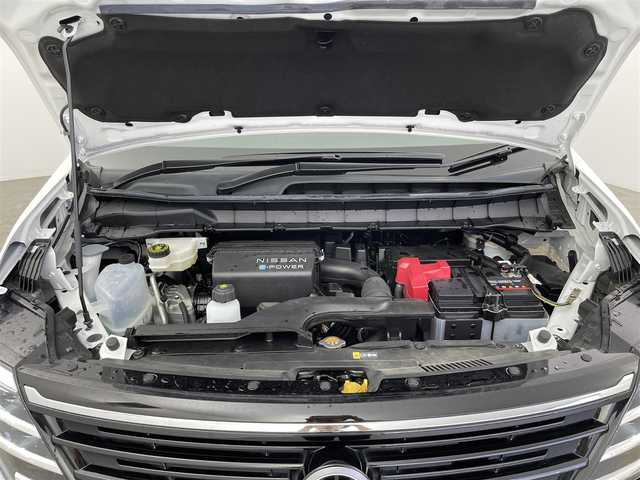 日産 セレナ e－パワー ハイウェイスター V 大分県 2023(令5)年 2.4万km プリズムホワイト 社外ナビ/TV/Bluetooth/バックカメラ/両側パワースライドドア/ＬＥＤヘッドライト/プロパイロット/ＥＴＣ/レーダークルーズ/プッシュスタート/電動パーキングブレーキ/フロアマット