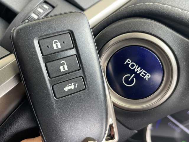 レクサス ＮＸ 300h Iパッケージ 愛知県 2019(平31)年 2.7万km ソニックチタニウム 衝突軽減システム/純正10型ナビ/三眼LEDヘッドライト/レーダークルーズコントロール/シートヒーター/フルセグ/CD DVD/Bluetooth/バックカメラ/パワーシート/電動リアゲート/コーナーセンサー/純正アルミホイール/ETC2.0/パドルシフト/ステアリングヒーター/オートマチックハイビーム/ステアリングスイッチ/スマートキー/プッシュスタート
