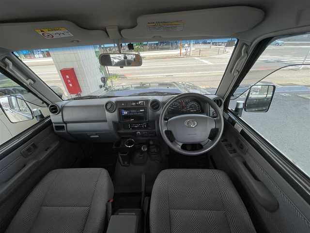 トヨタ ランドクルーザー 群馬県 2015(平27)年 4万km グレーメタリック ピックアップトラック/4WD/社外ETC/デフロック/背面タイヤ/5速マニュアル/純正フロアマット/ヘッドライトイベライザー/Wエアバック/ABS/キーレス/スペアキー2本/保証書/取扱説明書
