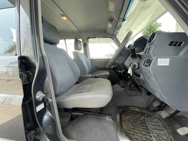 トヨタ ランドクルーザー 群馬県 2015(平27)年 4万km グレーメタリック ピックアップトラック/4WD/社外ETC/デフロック/背面タイヤ/5速マニュアル/純正フロアマット/ヘッドライトイベライザー/Wエアバック/ABS/キーレス/スペアキー2本/保証書/取扱説明書