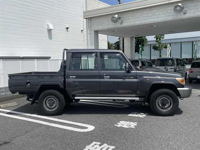 トヨタ ランドクルーザー 群馬県 2015(平27)年 4万km グレーメタリック ピックアップトラック/4WD/社外ETC/デフロック/背面タイヤ/5速マニュアル/純正フロアマット/ヘッドライトイベライザー/Wエアバック/ABS/キーレス/スペアキー2本/保証書/取扱説明書