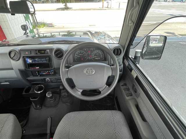 トヨタ ランドクルーザー 千葉県 2015(平27)年 4万km グレーメタリック ピックアップトラック/4WD/社外ETC/デフロック/背面タイヤ/5速マニュアル/純正フロアマット/ヘッドライトイベライザー/Wエアバック/ABS/キーレス/スペアキー2本/保証書/取扱説明書