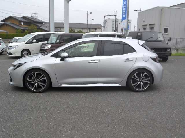 トヨタ カローラ スポーツ G X 宮城県 2019(令1)年 3.3万km シルバーM /　社外9型メモリーナビ(KENWOOD)/　フルセグTV/　Bluetooth/　バックモニター/　ビルトインETC/　サブウーファー(carrozzeria)/　キー一体型純正エンジンスターター/　社外マフラー(FUJITSUBO)/　車高調(BLITZ)/　純正18インチAW/　トヨタセーフティセンス/　レーダークルーズコントロール/　LEDヘッドライト/　LEDフォグランプ/　スマートキー1個/　スペアタイヤ/　フロアマット/　ドアバイザー/