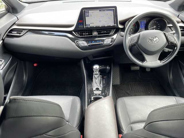トヨタ Ｃ－ＨＲ G 石川県 2017(平29)年 3.8万km ホワイトパールクリスタルシャイン 純正9型ナビ/（フルセグTV/BT/CD/DVD/SD/AM/FM)/-/OP/・【CH-R】ロゴ入LEDヘッドランプ/シーケンシャルターンランプ/LEDリアコンビネーションランプ/・ブラック革シート/・純正エアロセット（F、Rアンダー）純正サイドガーニッシュ/-/セーフティセンスP/レーダークルーズコントロール/ブラインドスポットモニター/クリアランスソナー/バックソナー/前席シートヒーター/ビルトインETC/LEDフロントフォグランプ/スマートキー/エンジンプッシュスタート/オートエアコン/ナノイー/保証書/取説/スペアキー1本