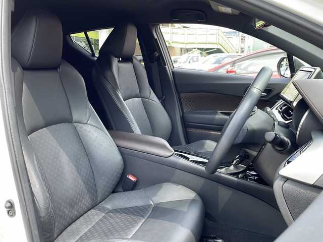 トヨタ Ｃ－ＨＲ G 石川県 2017(平29)年 3.8万km ホワイトパールクリスタルシャイン 純正9型ナビ/（フルセグTV/BT/CD/DVD/SD/AM/FM)/-/OP/・【CH-R】ロゴ入LEDヘッドランプ/シーケンシャルターンランプ/LEDリアコンビネーションランプ/・ブラック革シート/・純正エアロセット（F、Rアンダー）純正サイドガーニッシュ/-/セーフティセンスP/レーダークルーズコントロール/ブラインドスポットモニター/クリアランスソナー/バックソナー/前席シートヒーター/ビルトインETC/LEDフロントフォグランプ/スマートキー/エンジンプッシュスタート/オートエアコン/ナノイー/保証書/取説/スペアキー1本
