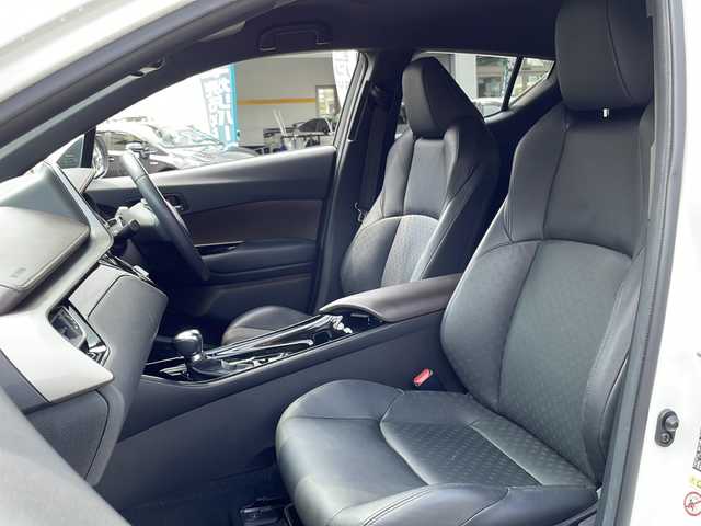 トヨタ Ｃ－ＨＲ G 石川県 2017(平29)年 3.8万km ホワイトパールクリスタルシャイン 純正9型ナビ/（フルセグTV/BT/CD/DVD/SD/AM/FM)/-/OP/・【CH-R】ロゴ入LEDヘッドランプ/シーケンシャルターンランプ/LEDリアコンビネーションランプ/・ブラック革シート/・純正エアロセット（F、Rアンダー）純正サイドガーニッシュ/-/セーフティセンスP/レーダークルーズコントロール/ブラインドスポットモニター/クリアランスソナー/バックソナー/前席シートヒーター/ビルトインETC/LEDフロントフォグランプ/スマートキー/エンジンプッシュスタート/オートエアコン/ナノイー/保証書/取説/スペアキー1本