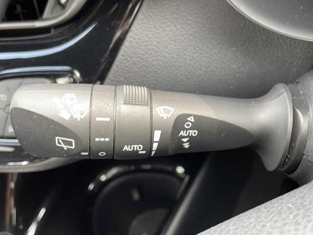 トヨタ Ｃ－ＨＲ G 石川県 2017(平29)年 3.8万km ホワイトパールクリスタルシャイン 純正9型ナビ/（フルセグTV/BT/CD/DVD/SD/AM/FM)/-/OP/・【CH-R】ロゴ入LEDヘッドランプ/シーケンシャルターンランプ/LEDリアコンビネーションランプ/・ブラック革シート/・純正エアロセット（F、Rアンダー）純正サイドガーニッシュ/-/セーフティセンスP/レーダークルーズコントロール/ブラインドスポットモニター/クリアランスソナー/バックソナー/前席シートヒーター/ビルトインETC/LEDフロントフォグランプ/スマートキー/エンジンプッシュスタート/オートエアコン/ナノイー/保証書/取説/スペアキー1本