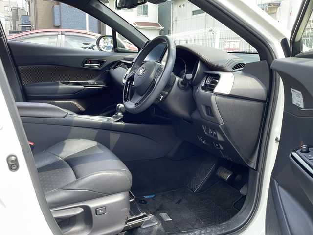 トヨタ Ｃ－ＨＲ G 石川県 2017(平29)年 3.8万km ホワイトパールクリスタルシャイン 純正9型ナビ/（フルセグTV/BT/CD/DVD/SD/AM/FM)/-/OP/・【CH-R】ロゴ入LEDヘッドランプ/シーケンシャルターンランプ/LEDリアコンビネーションランプ/・ブラック革シート/・純正エアロセット（F、Rアンダー）純正サイドガーニッシュ/-/セーフティセンスP/レーダークルーズコントロール/ブラインドスポットモニター/クリアランスソナー/バックソナー/前席シートヒーター/ビルトインETC/LEDフロントフォグランプ/スマートキー/エンジンプッシュスタート/オートエアコン/ナノイー/保証書/取説/スペアキー1本