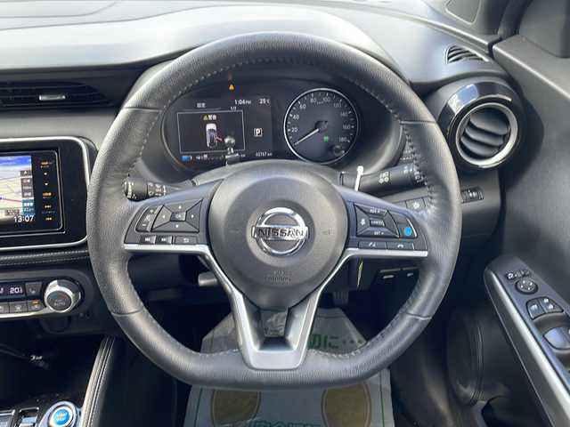 日産 キックス X 新潟県 2021(令3)年 4.4万km ブリリアントホワイトパール 社外ナビ(MDV-M807HDW)/フルセグTV　/Bluetooth/プロパイロット　/エマージェンシーブレーキ　/デジタルインナーミラー　/アラウンドビューモニター　/クリアランスソナー　/ステアリングヒーター　/ビルトインＥＴＣ/車線逸脱警報/車線逸脱防止支援/純正アルミホイール/スマートキー/プッシュスタート