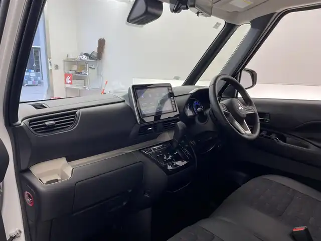 三菱 デリカミニ T プレミアム 滋賀県 2025(令7)年 0.1千km 白Ⅱ 届出済み未使用/純正9インチディスプレイオーディオ/【Bluetooth/Apple CarPlay/Android Auto】/両側パワースライドドア/全方位カメラ/ハーフレザーシート/MI-PILOT/クリアランスソナー/LEDヘッドライト/オートマチックハイビーム/レーンキープアシスト/衝突軽減ブレーキ/ヒルディセントコントロール/D/Nシートヒーター/ステアリングヒーター/デジタルインナーミラー/ルーフレール/電動パーキングブレーキ/オートブレーキホールド/プッシュスタート/スマートキー/ステアリングリモコン