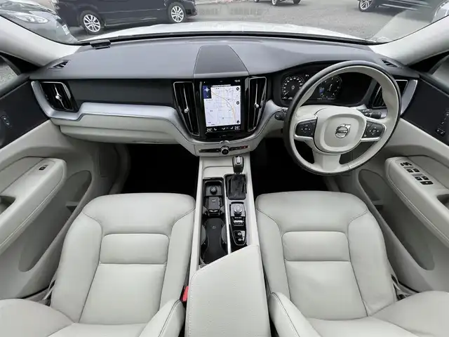 ボルボ ＸＣ６０ D4 AWD モーメンタム 静岡県 2020(令2)年 6万km クリスタルホワイトP クライメートパッケージ/・ステアリングホイールヒーター/・リアシートヒーター/・ネットポケット/ホワイトレザーシート /BLIS/純正ナビ/(AppleCarPlay/Bluetooth/iPad/フルセグ）/360°カメラ/アダブティブクルーズコントロール/レーンキープアシスト/メモリー付パワーシート/全席シートヒーター/ETC/ドライブレコーダー/保証書/取扱説明書