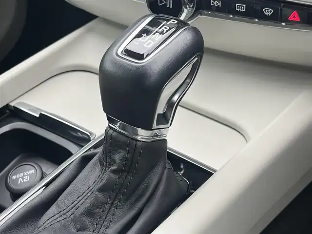 ボルボ ＸＣ６０ D4 AWD モーメンタム 静岡県 2020(令2)年 6万km クリスタルホワイトP クライメートパッケージ/・ステアリングホイールヒーター/・リアシートヒーター/・ネットポケット/ホワイトレザーシート /BLIS/純正ナビ/(AppleCarPlay/Bluetooth/iPad/フルセグ）/360°カメラ/アダブティブクルーズコントロール/レーンキープアシスト/メモリー付パワーシート/全席シートヒーター/ETC/ドライブレコーダー/保証書/取扱説明書