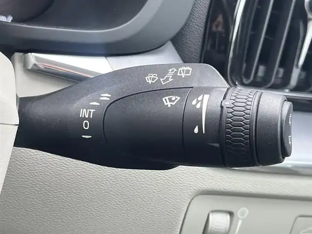 ボルボ ＸＣ６０ D4 AWD モーメンタム 静岡県 2020(令2)年 6万km クリスタルホワイトP クライメートパッケージ/・ステアリングホイールヒーター/・リアシートヒーター/・ネットポケット/ホワイトレザーシート /BLIS/純正ナビ/(AppleCarPlay/Bluetooth/iPad/フルセグ）/360°カメラ/アダブティブクルーズコントロール/レーンキープアシスト/メモリー付パワーシート/全席シートヒーター/ETC/ドライブレコーダー/保証書/取扱説明書