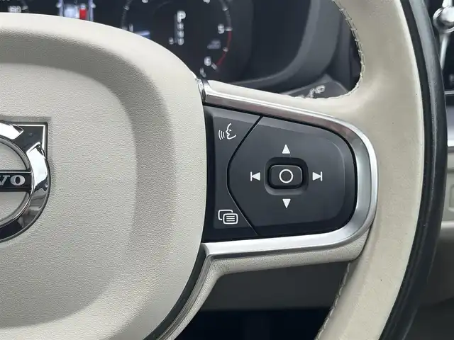 ボルボ ＸＣ６０ D4 AWD モーメンタム 静岡県 2020(令2)年 6万km クリスタルホワイトP クライメートパッケージ/・ステアリングホイールヒーター/・リアシートヒーター/・ネットポケット/ホワイトレザーシート /BLIS/純正ナビ/(AppleCarPlay/Bluetooth/iPad/フルセグ）/360°カメラ/アダブティブクルーズコントロール/レーンキープアシスト/メモリー付パワーシート/全席シートヒーター/ETC/ドライブレコーダー/保証書/取扱説明書