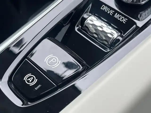 ボルボ ＸＣ６０ D4 AWD モーメンタム 静岡県 2020(令2)年 6万km クリスタルホワイトP クライメートパッケージ/・ステアリングホイールヒーター/・リアシートヒーター/・ネットポケット/ホワイトレザーシート /BLIS/純正ナビ/(AppleCarPlay/Bluetooth/iPad/フルセグ）/360°カメラ/アダブティブクルーズコントロール/レーンキープアシスト/メモリー付パワーシート/全席シートヒーター/ETC/ドライブレコーダー/保証書/取扱説明書