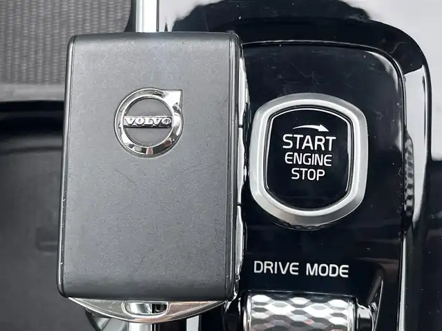 ボルボ ＸＣ６０ D4 AWD モーメンタム 静岡県 2020(令2)年 6万km クリスタルホワイトP クライメートパッケージ/・ステアリングホイールヒーター/・リアシートヒーター/・ネットポケット/ホワイトレザーシート /BLIS/純正ナビ/(AppleCarPlay/Bluetooth/iPad/フルセグ）/360°カメラ/アダブティブクルーズコントロール/レーンキープアシスト/メモリー付パワーシート/全席シートヒーター/ETC/ドライブレコーダー/保証書/取扱説明書