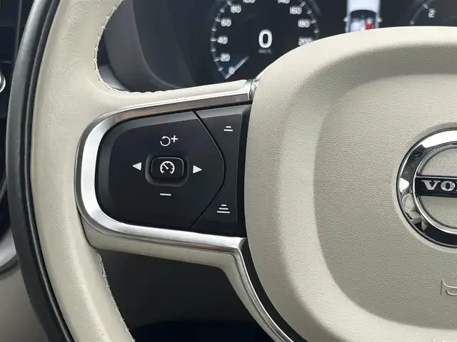 ボルボ ＸＣ６０ D4 AWD モーメンタム 静岡県 2020(令2)年 6万km クリスタルホワイトP クライメートパッケージ/・ステアリングホイールヒーター/・リアシートヒーター/・ネットポケット/ホワイトレザーシート /BLIS/純正ナビ/(AppleCarPlay/Bluetooth/iPad/フルセグ）/360°カメラ/アダブティブクルーズコントロール/レーンキープアシスト/メモリー付パワーシート/全席シートヒーター/ETC/ドライブレコーダー/保証書/取扱説明書