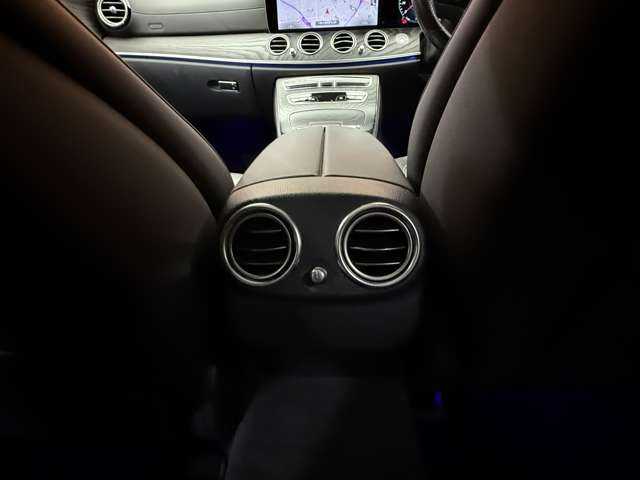 メルセデス・ベンツ Ｍ・ベンツ Ｅ２２０ｄ ステーションワゴン スポーツ 千葉県 2021(令3)年 5.4万km ポーラホワイト ＡＭＧラインインテリアＰＫＧ　/エクスクルーシブＰＫＧ　/パノラマＳＲ　/純正ナビ　/３６０°カメラ　/ＨＵＤ　/ＡＣＣ　/黒革　/シートヒーター　/Ｂｕｒｍｅｓｔｅｒサウンド　/ＬＥＤヘッドライト　/ハイビームアシスト