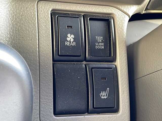 日産 ＮＶ１００クリッパー リオ E 福岡県 2022(令4)年 5.3万km スノーパールホワイト フローティングディスプレイオーディオ/（AM/FM/BT/USB）/コーナーセンサー/衝突軽減ブレーキ/車線逸脱警報/ETC/バックカメラ/前後ドライブレコーダー/D席シートヒーター/片側パワースライドドア/純正14インチアルミホイール/オートライト/フォグランプ/ステアリングスイッチ/フロアマット/横滑り防止装置/プッシュスタート/スマートキー/アイドリングストップ/電動格納ミラー/Wエアバッグ