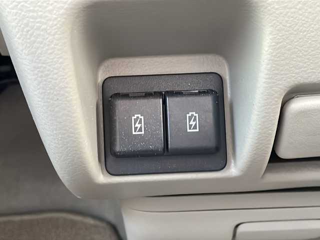 日産 ＮＶ１００クリッパー リオ E 福岡県 2022(令4)年 5.3万km スノーパールホワイト フローティングディスプレイオーディオ/（AM/FM/BT/USB）/コーナーセンサー/衝突軽減ブレーキ/車線逸脱警報/ETC/バックカメラ/前後ドライブレコーダー/D席シートヒーター/片側パワースライドドア/純正14インチアルミホイール/オートライト/フォグランプ/ステアリングスイッチ/フロアマット/横滑り防止装置/プッシュスタート/スマートキー/アイドリングストップ/電動格納ミラー/Wエアバッグ