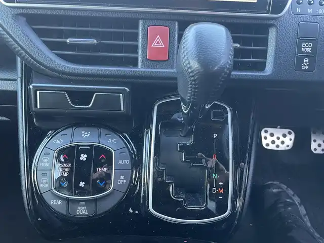 トヨタ ノア Si 静岡県 2017(平29)年 5.3万km ブラック 純正ナビ/　（Bluetooth/DVD/CD）/フルセグTV/バックカメラ/トヨタセーフティセンス/プリクラッシュセーフティ/クルーズコントロール/両側パワースライドドア/ビルトインETC2.0/社外前後ドライブレコーダー/プッシュスタート/スマートキー/純正フロアマット