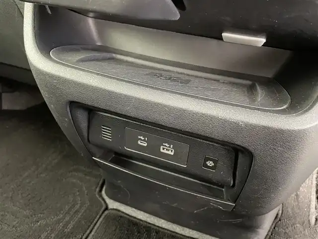 日産 セレナ ハイウェイスター V 福井県 2023(令5)年 6万km プリズムホワイト ４ＷＤ　/純正１２．３インチメーカーオプションナビ　/純正後席フリップダウンモニター　/アラウンドビューモニター　/両側パワースライドドア　/インテリジェントルームミラー　/プロパイロット/ＥＴＣ２．０/シートヒーター/純正16インチアルミホイール/純正LEDヘッドライト