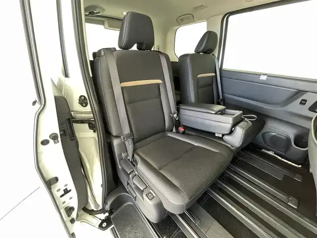 日産 セレナ ハイウェイスター V 福井県 2023(令5)年 6万km プリズムホワイト ４ＷＤ　/純正１２．３インチメーカーオプションナビ　/純正後席フリップダウンモニター　/アラウンドビューモニター　/両側パワースライドドア　/インテリジェントルームミラー　/プロパイロット/ＥＴＣ２．０/シートヒーター/純正16インチアルミホイール/純正LEDヘッドライト