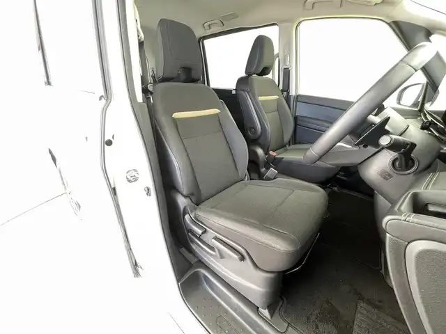 日産 セレナ ハイウェイスター V 福井県 2023(令5)年 6万km プリズムホワイト ４ＷＤ　/純正１２．３インチメーカーオプションナビ　/純正後席フリップダウンモニター　/アラウンドビューモニター　/両側パワースライドドア　/インテリジェントルームミラー　/プロパイロット/ＥＴＣ２．０/シートヒーター/純正16インチアルミホイール/純正LEDヘッドライト