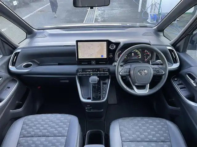 トヨタ ヴォクシー S－Z 東京都 2023(令5)年 2.2万km グリッターブラックガラスフレーク 純正10.5型ナビ/純正14型後席モニター/バックカメラ/Bluetooth/USB/HDMI/CD/DVD/フルセグTV/TVキット/純正サイドバイザー/社外マット/前席シートヒーター/両側電動スライドドア/ETC2.0/前後コーナーセンサー/前方ドライブレコーダー/衝突軽減装置/車線逸脱警報装置/横滑り防止装置/スマートキー/純正LEDライト