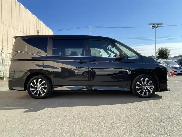 トヨタ ヴォクシー S－Z 東京都 2023(令5)年 2.2万km グリッターブラックガラスフレーク 純正10.5型ナビ/純正14型後席モニター/バックカメラ/Bluetooth/USB/HDMI/CD/DVD/フルセグTV/TVキット/純正サイドバイザー/社外マット/前席シートヒーター/両側電動スライドドア/ETC2.0/前後コーナーセンサー/前方ドライブレコーダー/衝突軽減装置/車線逸脱警報装置/横滑り防止装置/スマートキー/純正LEDライト